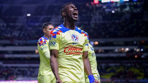 Julián Quiñones (c) celebra efusivamente un gol con el Club América.