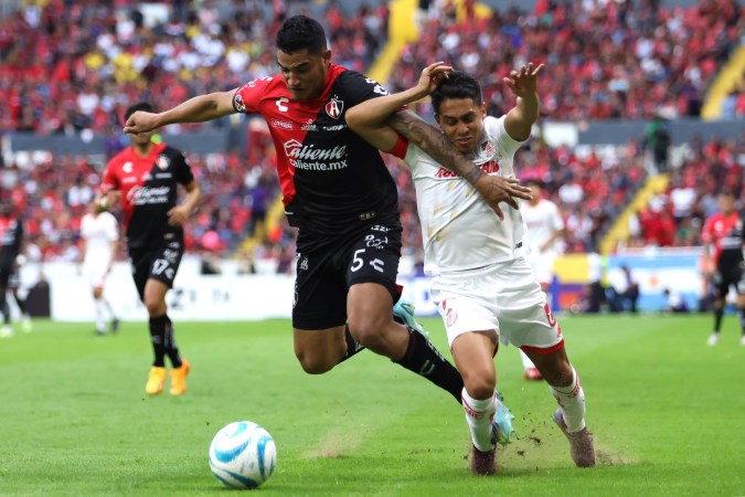 Duelo entre jugadores de Atlas y Toluca. Foto: Imago7/ Juan Carlos Núñez Cubeyro.