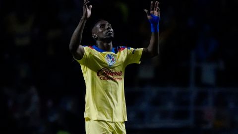 Julián Quiñones en un encuentro con el Club América en la Liga MX.