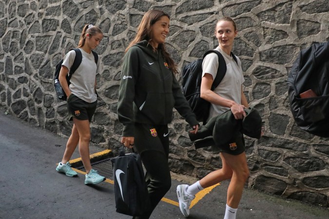 Jana Fernández y Caroline Graham Hansen en la previa del juego entre América y FC Barcelona.