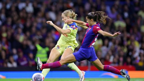 Sarah Luebbert y Jana Fernández, durante un partido amistoso entre el FC Barcelona y el América.