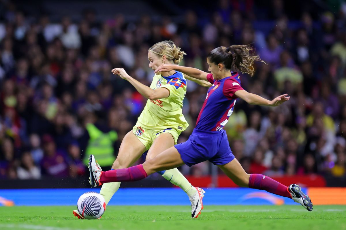 Sarah Luebbert y Jana Fernández, durante un partido amistoso entre el FC Barcelona y el América.