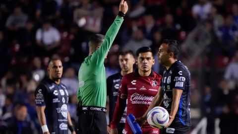 Omar Mendoza dejó a su equipo con diez jugadores a los 61 minutos de partido.