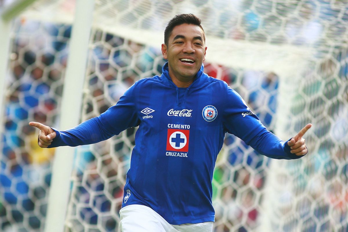 Marco Fabián celebra un gol con Cruz Azul en el 2014.