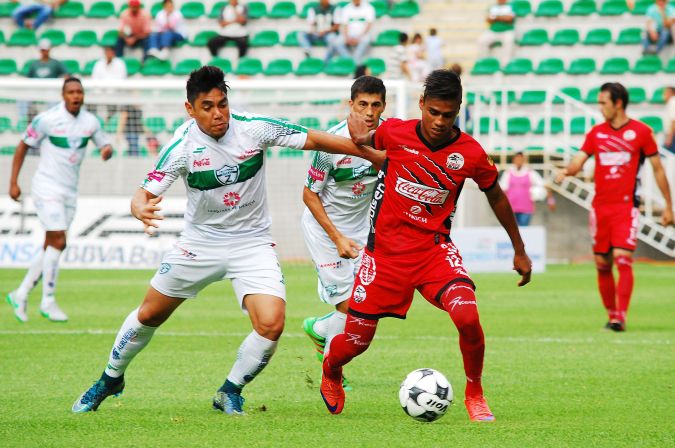 Carlos Martínez (D), durante el partido de la jornada 11 del torneo Apertura 2016 de la Liga de Ascenso Bancomer MX, entre Zacatepec Siglo XXI y Lobos BUAP. Foto: Imago7/Octavio Vidal.