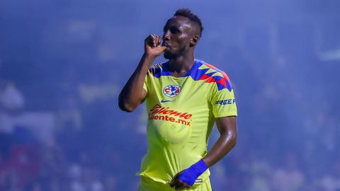 Julián Quiñones en festejo de gol con el América.