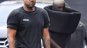 Bianca Censori y Kanye West de paseo.