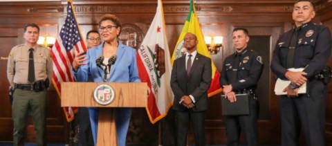 La alcaldesa Karen Bass habla sobre el equipo formado para combatir la violencia.