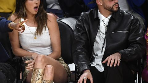 Bad Bunny y Kendall Jenner en un juego de Los Angeles Dodgers.