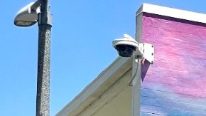 Residentes de Long Beach se detienen a admirar el recién inaugurado mural 'Long Beach te abraza'.