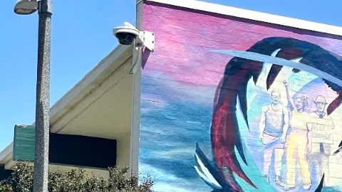 Residentes de Long Beach se detienen a admirar el recién inaugurado mural 'Long Beach te abraza'.