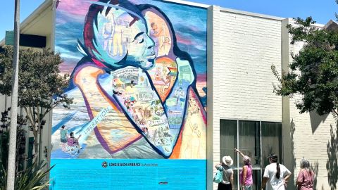 Residentes de Long Beach se detienen a admirar el recién inaugurado mural 'Long Beach te abraza'.