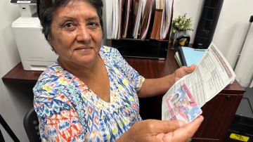 María Socorro Monteagudo feliz de recibir su visa U. (Cortesía Paulina Herrera)