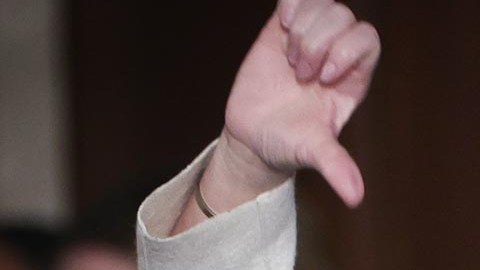 Marjorie Taylor Greene apunta que Mitchell McConnell está enfermo