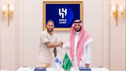 El jugador brasileño ya firmó su contrato con su nuevo club y fue presentado de manera oficial ante los medios posando con el nuevo número que utilizará en la Liga Profesional Saudí