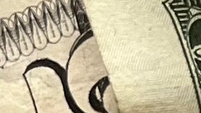 El Banco de México proyecto que a finales del 2023, el dólar podría tener un valor máximo de $17.90 pesos.