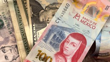 El Banco de México proyecto que a finales del 2023, el dólar podría tener un valor máximo de $17.90 pesos.