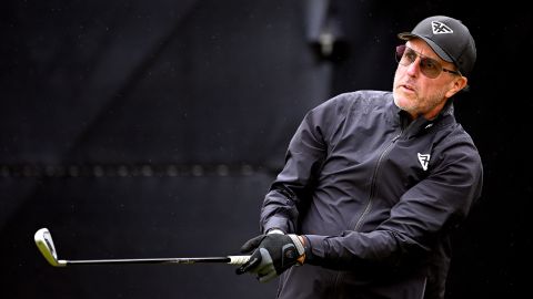 Phil Mickelson aterriza en el tercer hoyo durante una ronda de práctica antes del 151.° Abierto en el Royal Liverpool Golf Club.