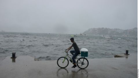 Hilary se degrada a Tormenta Tropical tras tocar tierra en Baja California, México, como huracán categoría 1