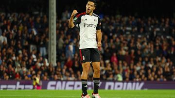Raúl Jiménez con los colores del Fulham en la victoria sore el Tottenham.