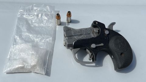 Al sospechoso se le encontró en posesión de droga y una pistola, en Grand Terrace.