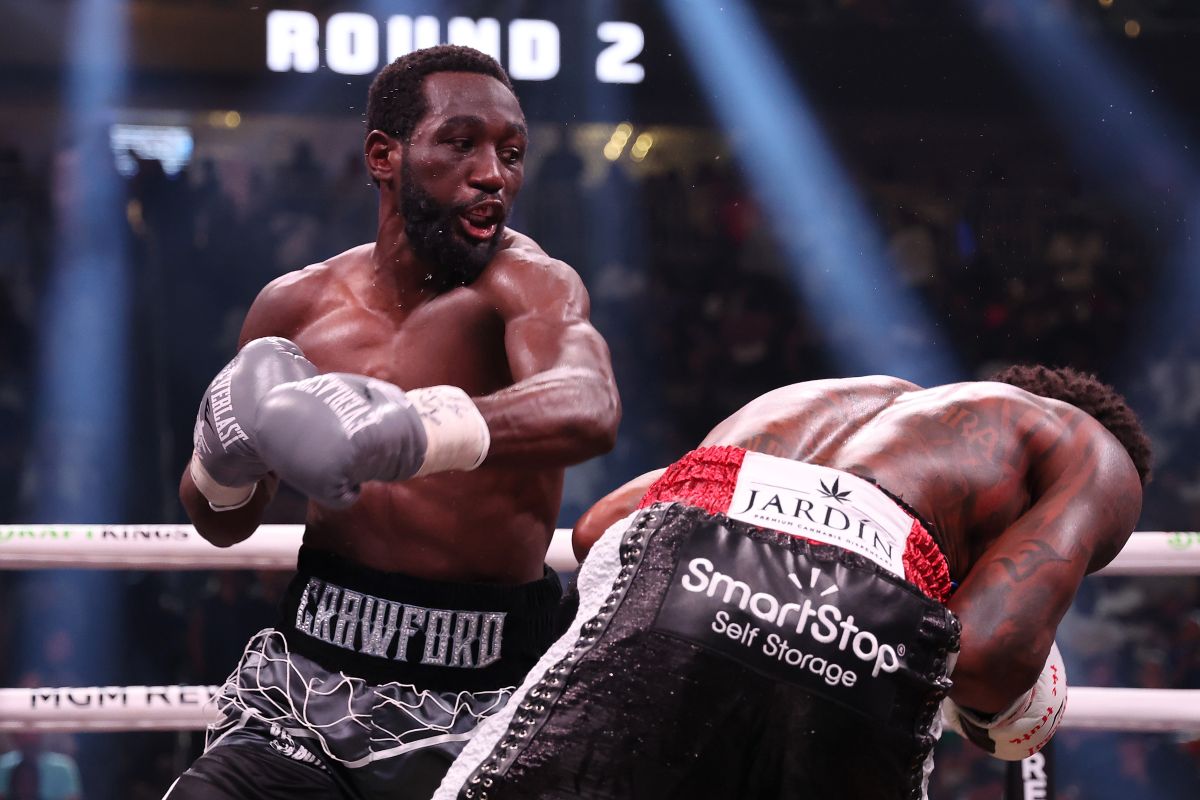 Terence Crawford would assume the challenge of going up to 168 pounds to face the winner between Canelo Álvarez and Jermell Charlo