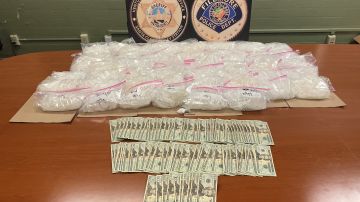 El Sheriff del Condado de Ventura presentó la droga y el dinero incautado en el operativo.