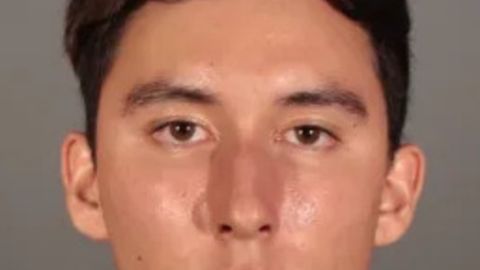 Gabriel Esparza está bajo arresto sin derecho a fianza.