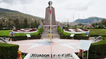 El Monumento a la Mitad del Mundo es uno de los lugares turísticos más característicos de Quito.