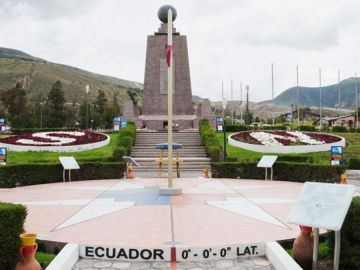 El Monumento a la Mitad del Mundo es uno de los lugares turísticos más característicos de Quito.