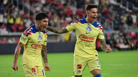 Alejandro Zendejas (i) y Paul Rodriguez de América celebran un gol en la Leagues Cup.