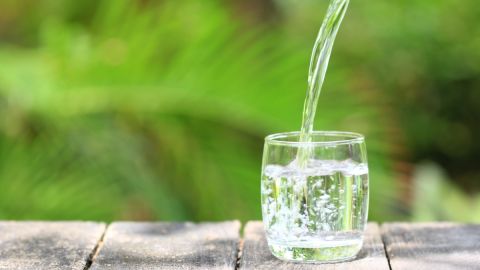 Cuánta cantidad de agua debes beber: expertos opinan