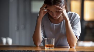 Aumentan casos de muertes por alcohol en mujeres estadounidenses, según estudio