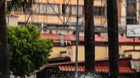 MEX2671. ACAPULCO (MEXICO), 16/08/2023.- Vehículos transitan por una calle inundada debido a las fuertes lluvias hoy, en el balneario de Acapulco, estado de Guerrero (México). México prevé que la tormenta tropical Hilary, octavo ciclón con nombre en la temporada y formada este miércoles, se intensifique el jueves a huracán en su paso por las costas de los estados de Colima y Jalisco, informó este miércoes el Servicio Meteorológico Nacional (SMN). EFE/David Guzmán