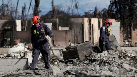 Sobrevivientes de Maui tratan de recomponerse a la tragedia en medio del descontento y la incertidumbre