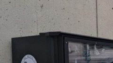 Cerca de la Casa Blanca, esta máquina ofrece pruebas gratis para identificar fentanilo y sprays nasales de naloxona.