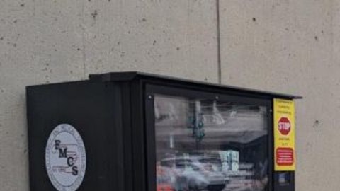 Cerca de la Casa Blanca, esta máquina ofrece pruebas gratis para identificar fentanilo y sprays nasales de naloxona.