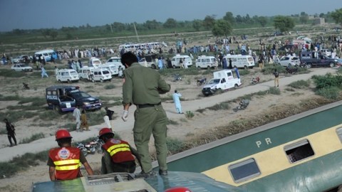 Sube a 30 el número de muertos por un accidente de tren en Pakistán