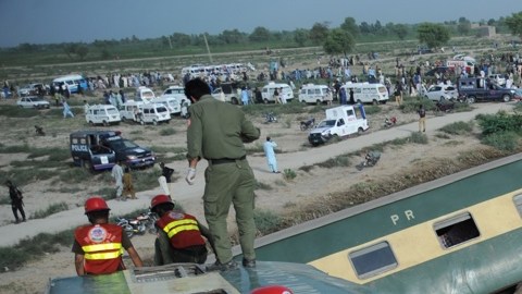 Sube a 30 el número de muertos por un accidente de tren en Pakistán