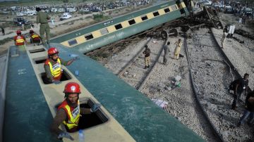 Sube a 30 el número de muertos por un accidente de tren en Pakistán