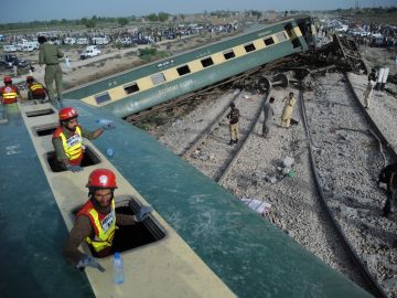 Sube a 30 el número de muertos por un accidente de tren en Pakistán