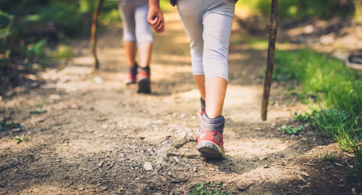 Esto es lo que significa caminar con las manos detrás, según la psicología