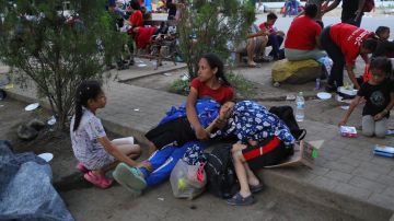 Cientos de inmigrantes acamparon precariamente en la ciudad de Danlí, en Honduras.
