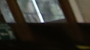 Simpatizantes colocan una bandera nacional sobre el féretro del candidato Fernando Villavicencio, durante un velatorio público en Quito.