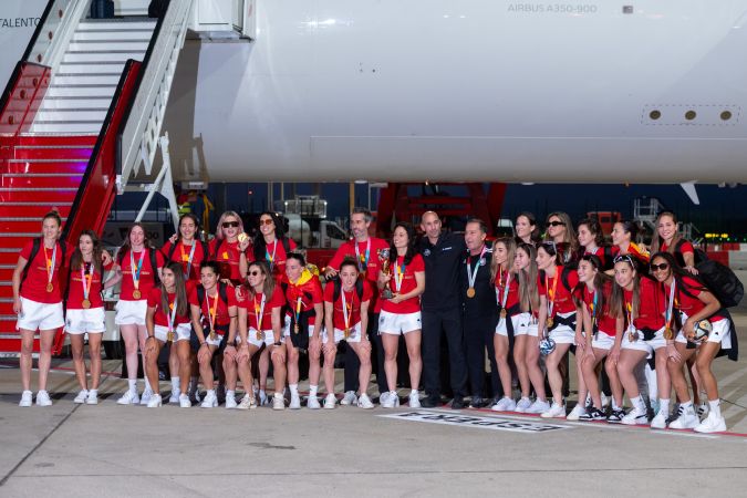 Jugadoras de la selección española de fútbol junto a Jorge Vilda y Luis Rubiales. EFE/FERNANDO VILLAR.
