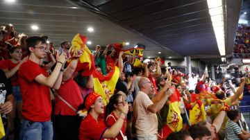 Centenares de personas en Madrid celebraron el título de la selección española femenil.