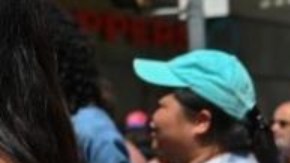 Miles de personas fueron al desfile del orgullo gay de Toronto de 2023.