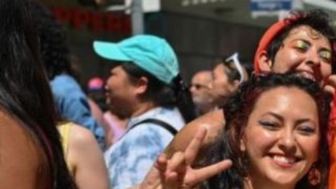 Miles de personas fueron al desfile del orgullo gay de Toronto de 2023.