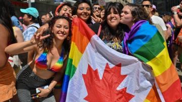 Miles de personas fueron al desfile del orgullo gay de Toronto de 2023.