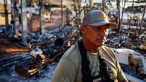 "Lo que se te pega a la ropa no es solo ceniza. Son los restos de nuestros seres queridos": la difícil búsqueda e identificación de los más de 100 muertos en los devastadores incendios de Hawái